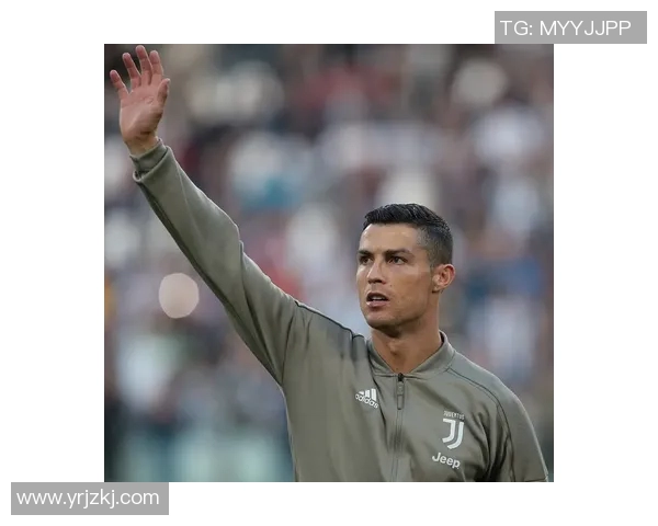 当足球巨星绽放笑容时那一刻点亮了赛场与球迷心灵